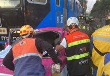 Embiste Tren Ligero a taxi en la CDMX; hay un muerto