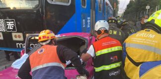 Embiste Tren Ligero a taxi en la CDMX; hay un muerto