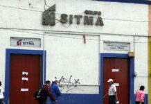 Adultos mayores estafados por Invergroup y Sitma se reúnen en Zócalo
