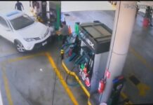 Conductora atropella a 2 personas en una gasolinera en Atlixco