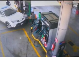 Conductora atropella a 2 personas en una gasolinera en Atlixco