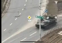 Tanque de guerra ruso aplasta un auto con conductor en Ucrania