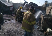 Explotan 2 camionetas con tanques de gas en Huixcolotla