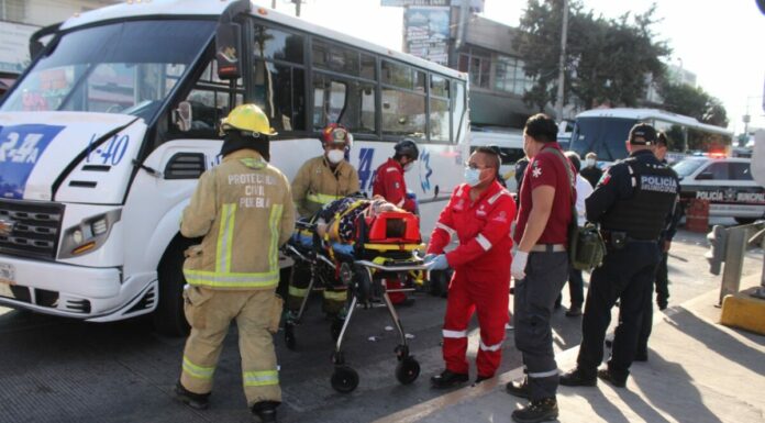 Microbús atropella a una mujer frente al Mercado Hidalgo