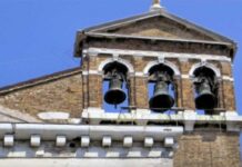 Multan a sacerdote por tocar las campanas más de 200 veces al día