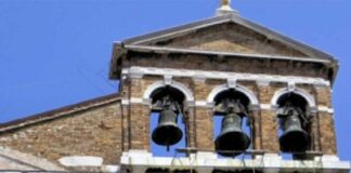 Multan a sacerdote por tocar las campanas más de 200 veces al día