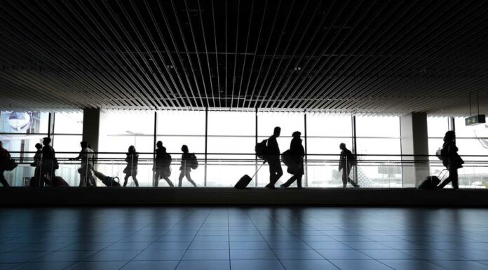 “Vigilancia especial” controlará aduanas en aeropuertos: AMLO aeropuertos