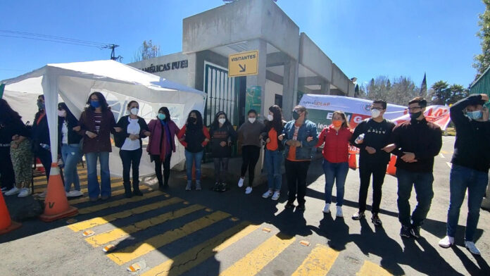 alumnos Al menos 30 alumnos permanecen en cadena humana por si Horacio Magaña y su patronato llegan para entregar el campus. Foto: Es Imagen