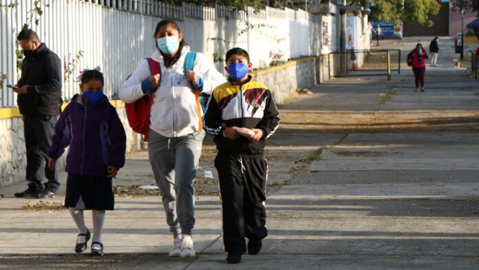 alumnos Se han implementado diversos mecanismos educativos y protocolos sanitarios para garantizar la salud de alumnos y profesores: SEP