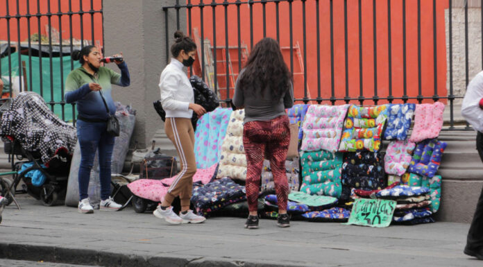 Ambulantes foráneos y líderes rechazan regulación gubernamental Ambulantes rechazan la reubicación debido a que los líderes de las organizaciones informales se ven beneficiados con las cuotas.