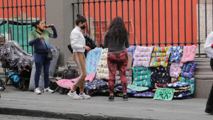 ambulantes Ambulantes rechazan la reubicación debido a que los líderes de las organizaciones informales se ven beneficiados con las cuotas.