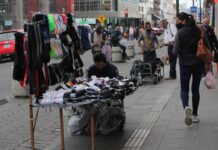 Ambulantes incumplen con padrón y rechazan reubicación Ambulantes del Centro Histórico de Puebla no han entregado su padrón de agremiados y además se niegan a una reubicación. Foto: Es Imagen