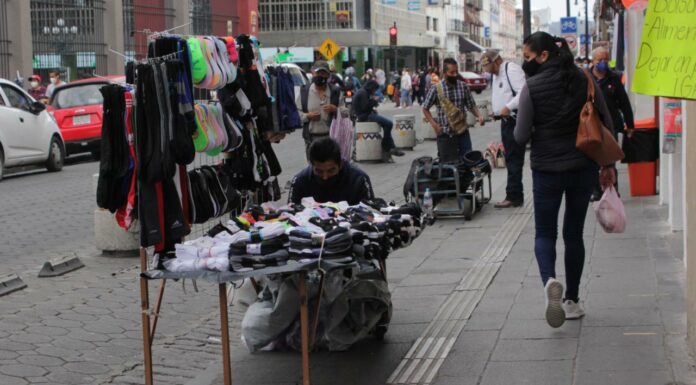 Ambulantes incumplen con padrón y rechazan reubicación Ambulantes del Centro Histórico de Puebla no han entregado su padrón de agremiados y además se niegan a una reubicación. Foto: Es Imagen