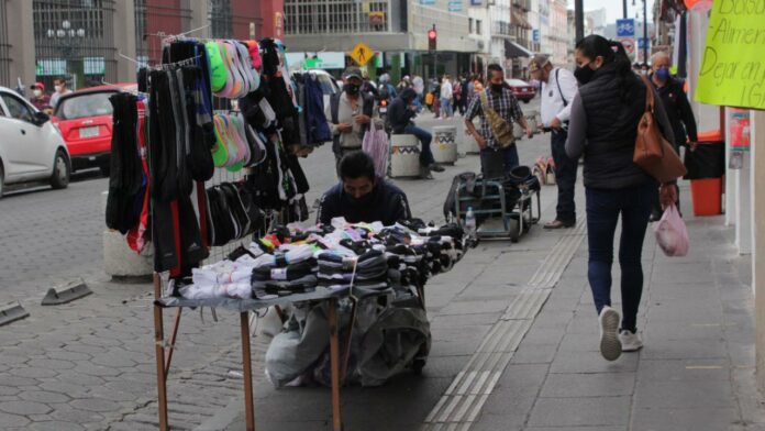 Ambulantes del Centro Histórico de Puebla no han entregado su padrón de agremiados y además se niegan a una reubicación. Foto: Es Imagen