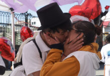 Comunicación y respeto, claves para el amor Parejas se casaron simbólicamente en un stand colocado en el zócalo de Puebla en el marco del día del amor y la amistad. Foto: Es Imagen