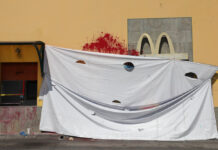 Animalistas vandalizan sucursal de McDonald´s en Puebla Animalistas pintaron la frase “carne es asesinato” con letras negras, acompañada de un manchón de pintura roja, simulando sangre de bovino.