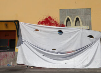 Animalistas vandalizan sucursal de McDonald´s en Puebla Animalistas pintaron la frase “carne es asesinato” con letras negras, acompañada de un manchón de pintura roja, simulando sangre de bovino.
