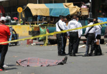 Automovilista atropella y mata a hombre tras choque Un automovilista atropelló y mató a otro conductor con el que chocó momentos antes, esto en inmediaciones de la central de abasto.