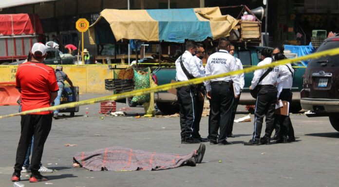 Automovilista atropella y mata a hombre tras choque Un automovilista atropelló y mató a otro conductor con el que chocó momentos antes, esto en inmediaciones de la central de abasto.