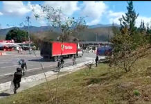 Normalistas confrontan a GN en la autopista del Sol normalistas