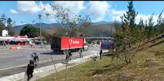 Normalistas confrontan a GN en la autopista del Sol normalistas