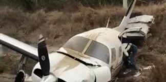 Aterriza avioneta sobre la autopista Mazatlán-Culiacán