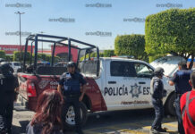 Ambulantes y policías se enfrentan en Mercado Hidalgo Tras la refriega, elementos de la Policía Estatal y Municipal detuvieron al menos a dos ambulantes de la UPVA 28 de Octubre.