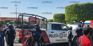 Ambulantes y policías se enfrentan en Mercado Hidalgo Tras la refriega, elementos de la Policía Estatal y Municipal detuvieron al menos a dos ambulantes de la UPVA 28 de Octubre.