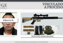Capturan a hombre con una R15 y drogas en Texmelucan Alberto N. es el hombre a quien la Fiscalía detuvo en el lugar del cateo. Foto: Especial