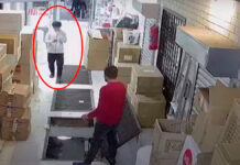 ¡Aguas! Joven se cae mientras usaba su celular (Video) celular