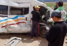 Chofer intenta ganarle el paso a tren en Tepeyahualco y muere El chofer de transporte público intentó ganarle el paso al ferrocarril pero falló en su intento. Dos personas más resultaron heridas. Foto: Especial