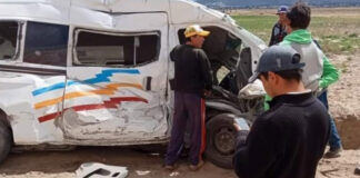 Chofer intenta ganarle el paso a tren en Tepeyahualco y muere El chofer de transporte público intentó ganarle el paso al ferrocarril pero falló en su intento. Dos personas más resultaron heridas. Foto: Especial