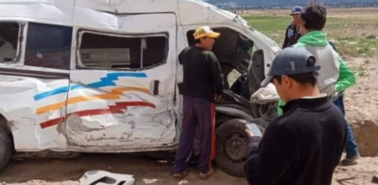 El chofer de transporte público intentó ganarle el paso al ferrocarril pero falló en su intento. Dos personas más resultaron heridas. Foto: Especial