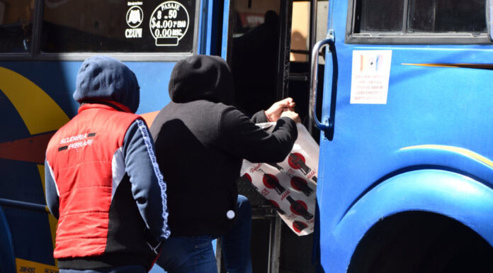Choferes estampan microbuses en casa y árbol Uno de los choferes que conducía la Unidad 9 de la Ruta JBS se impactó contra un árbol y lo tiró en la Av. 15 de mayo. Foto: Es Imagen