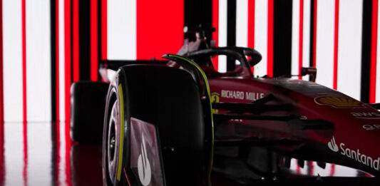 El nuevo coche de Ferrari tiene varias novedades en cuanto a patrocinadores y en cuanto a los colores que el equipo italiano usó. Foto: Especial