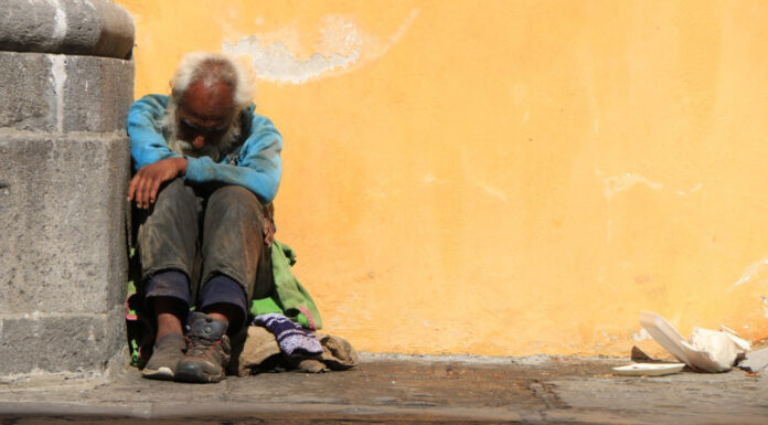 Ocupan dormitorio municipal 50 personas al día Las personas que deciden pernoctar en vía pública en vez de acudir al dormitorio municipal, se les brinda una cobija y café. Foto: Especial