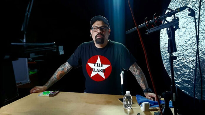 dr-shenka Junto a la marimba, el Dr. Shenka cantó "Arréglame el Alma", una de las canciones más sonadas de Panteón Rococó.