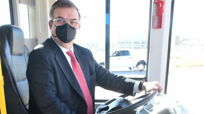 ebrard El canciller mexicano Marcelo Ebrard visitó la zona donde se arma el Audi E-Tron, el vehículo eléctrico más rápido del país. Foto: Especial