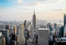 Nueva York contempla gimnasios escolares como albergues para migrantes Empleados