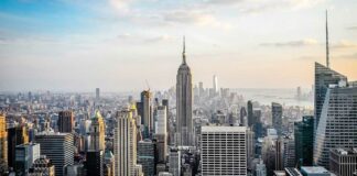 Nueva York contempla gimnasios escolares como albergues para migrantes Empleados