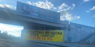 Empresa “agandalla” puentes vehiculares para publicitarse Automovilistas han visto en días recientes la aparición de grandes anuncios en los que no se refiere el nombre de la empresa. Foto: Especial