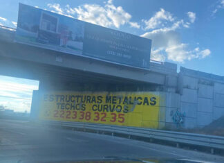 Empresa “agandalla” puentes vehiculares para publicitarse Automovilistas han visto en días recientes la aparición de grandes anuncios en los que no se refiere el nombre de la empresa. Foto: Especial