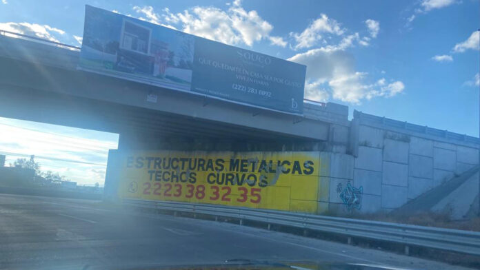 Automovilistas han visto en días recientes la aparición de grandes anuncios en los que no se refiere el nombre de la empresa. Foto: Especial