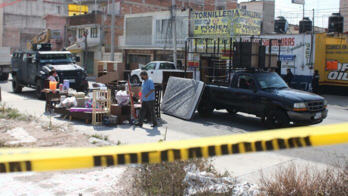 familias "Ya no hay ningún peligro dentro de la zona, y 33 familias ya están de hecho, en sus domicilios y en sus negocios", dijo el alcalde.