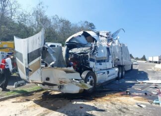 Pobladores de Veracruz hacen rapiña en tráiler y olvidan a chofer herido