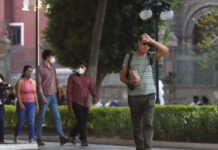 Gobiernos estatales sí pueden obligar a usar cubrebocas: Corte Las sanciones que podrían implementar los gobiernos estatales pueden ir desde arrestos hasta multas o trabajo comunitario.. Foto: Es Imagen