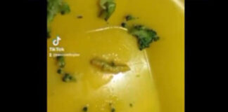 Encuentran gusano en comida del IMSS San José y lo suben a Tik Tok La joven y su hermano denunciaron que aparte de un gusano en su comida, a su arribo al hospital se quedaron sin agua en sus habitaciones.