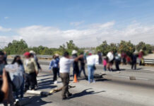 Habitantes de Acatzingo bloquean carretera y acusan imposición Un grupo de habitantes protestó frente a la presidencia municipal y otros cerraron la autopista, Foto: Guardia Nacional