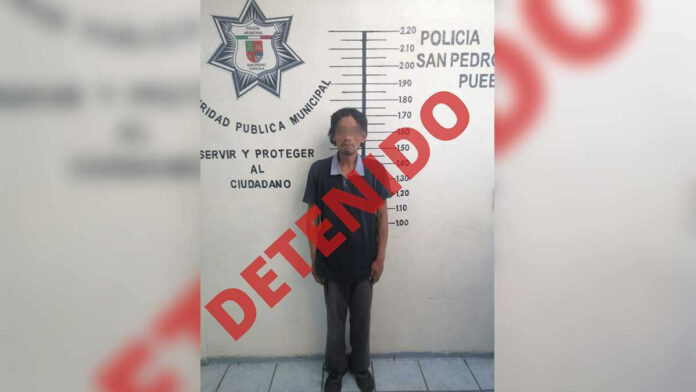 hombre El hombre de 42 años fue puesto a disposición de la autoridad competente para iniciar la investigación correspondiente.