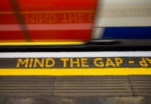 Mujer acude al metro de Londres para recordar a su esposo